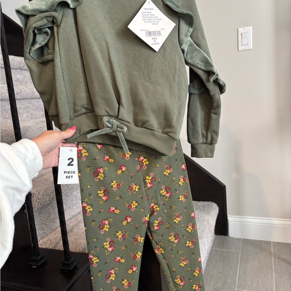 Green Ruffle Sweatshirt and Floral Leggings Set